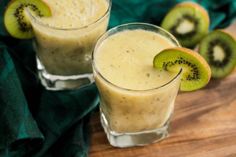 Smoothie de kiwi y plátano con leche de avena