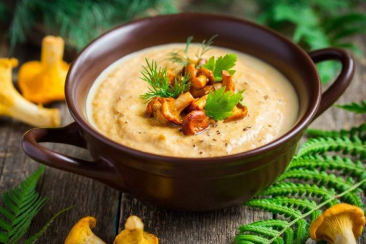 Pureed Pea Soup with Mushrooms