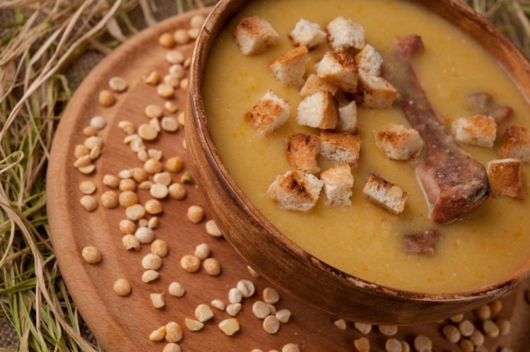 Pureed Pea Soup with Smoked Ribs