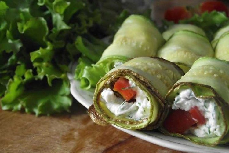 Zucchini Rolls with Pepper and Cottage Cheese