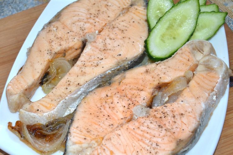 Chum Salmon Steaks with Onions in the Oven