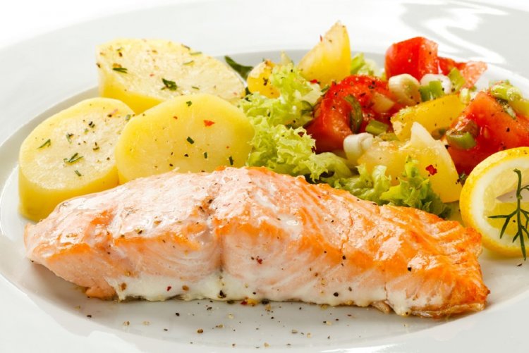 Chum Salmon Steaks with Vegetables in a Roasting Bag