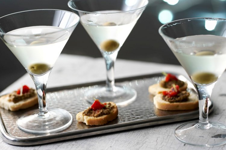 Cóctel de sambuca y vermut