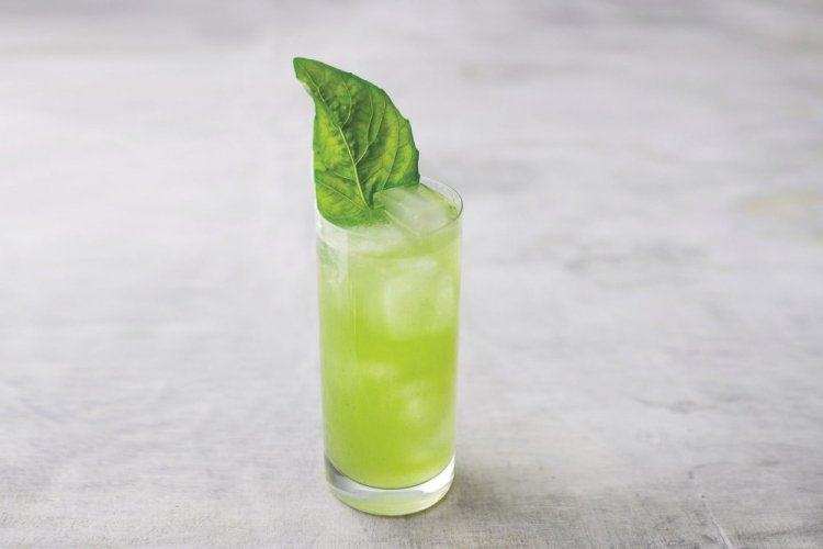 Cóctel de albahaca con sambuca
