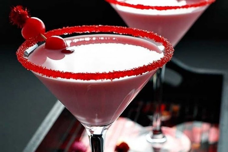 Cóctel de cereza con sambuca y leche