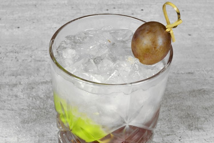 Cóctel con sambuca y champán
