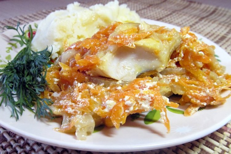 Pan-Fried Pollock Fillet with Onions and Carrots