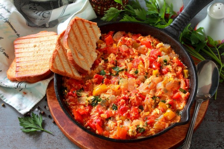 Turkish-Style Scrambled Eggs with Vegetables