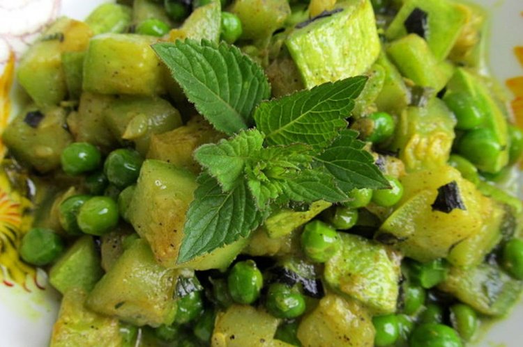 Calabacines con guisantes verdes