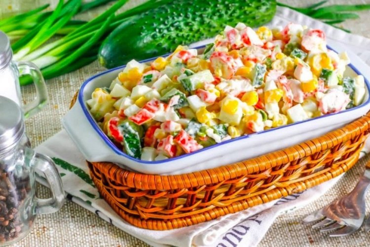 Ensalada dietética con palitos de cangrejo