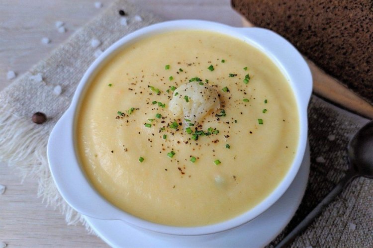 Cauliflower Cream Soup with Corn