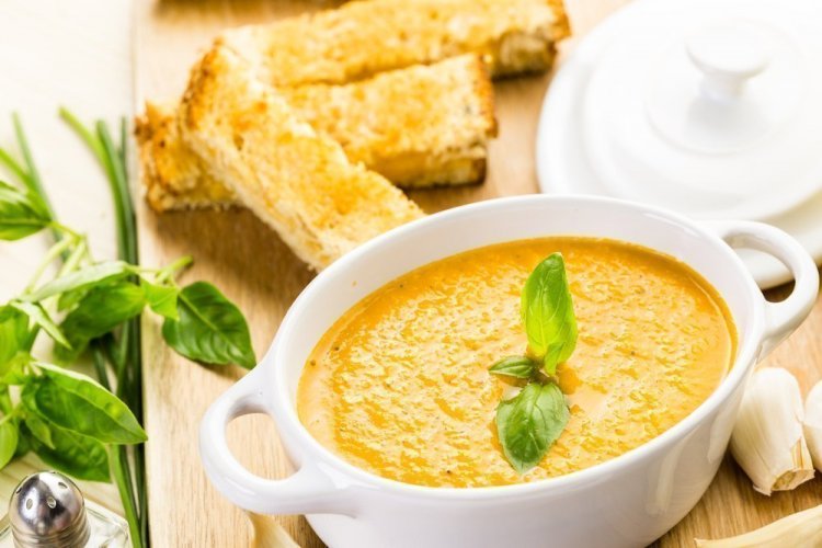 Cauliflower Cream Soup with Tomatoes