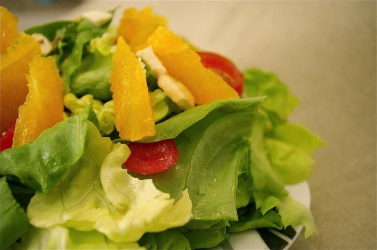 Low-Calorie Mozzarella and Orange Salad