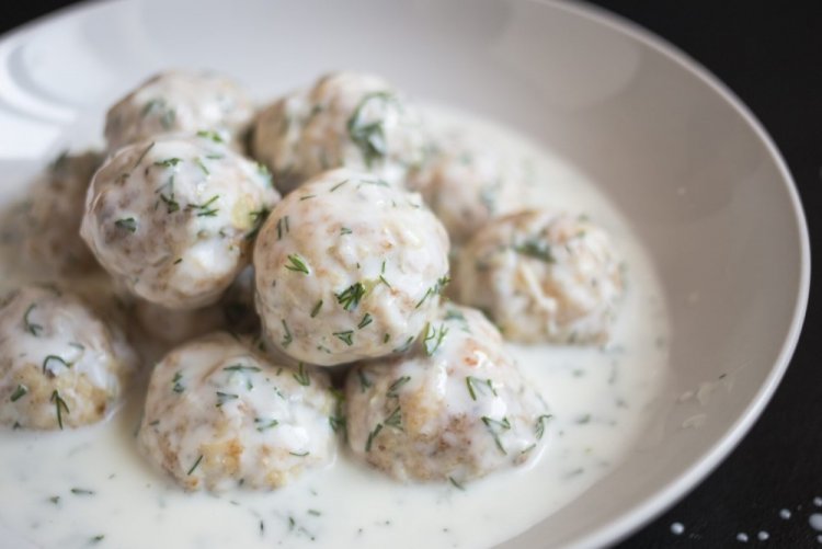 Meatballs with Rice and Milk Gravy