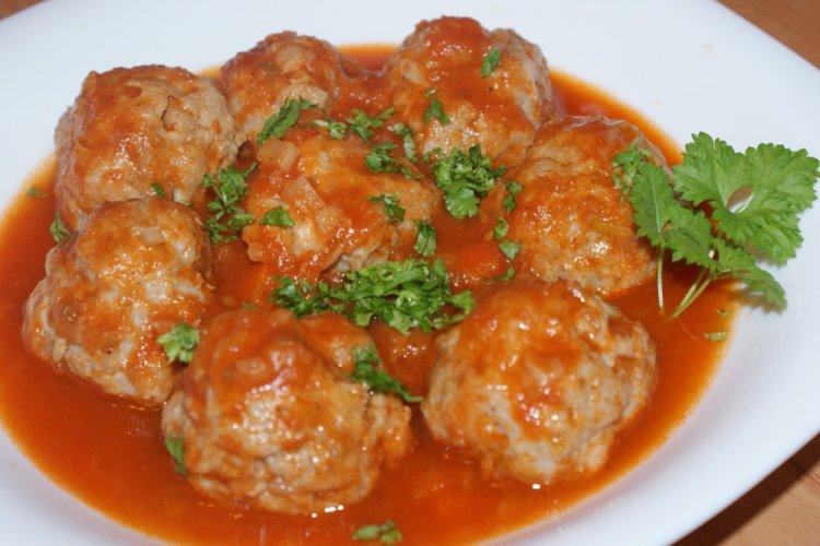 Meatballs with Rice and Gravy from Fresh Tomatoes