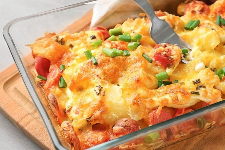 Patatas con salchichas y queso al horno