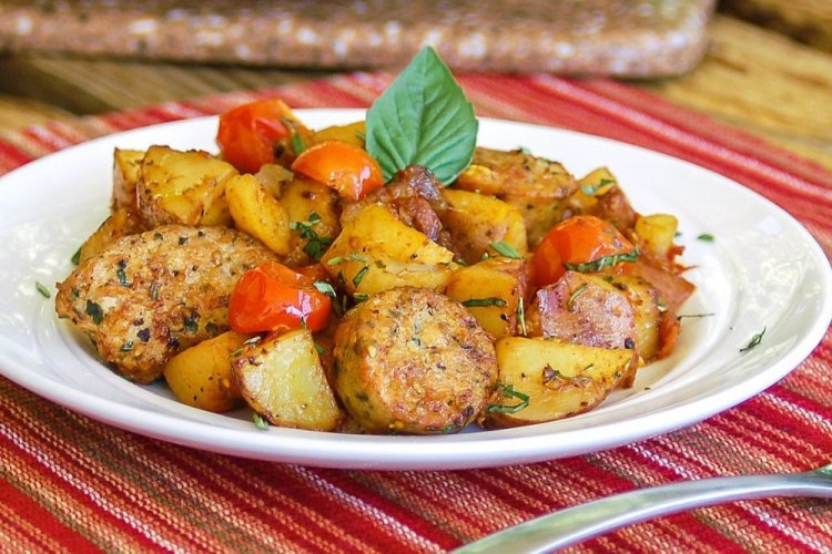 Patatas con salchichas y adobo de ajo al horno