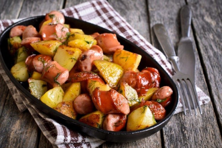 Patatas cocidas con salchichas al horno