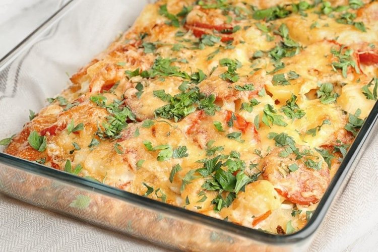 Patatas con salchichas y tomates al horno
