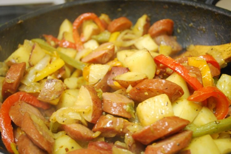 Patatas con salchichas y pimiento morrón al horno