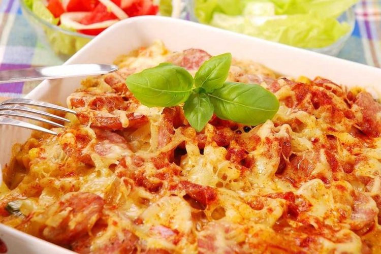 Patatas con salchichas, cebolla y kétchup al horno