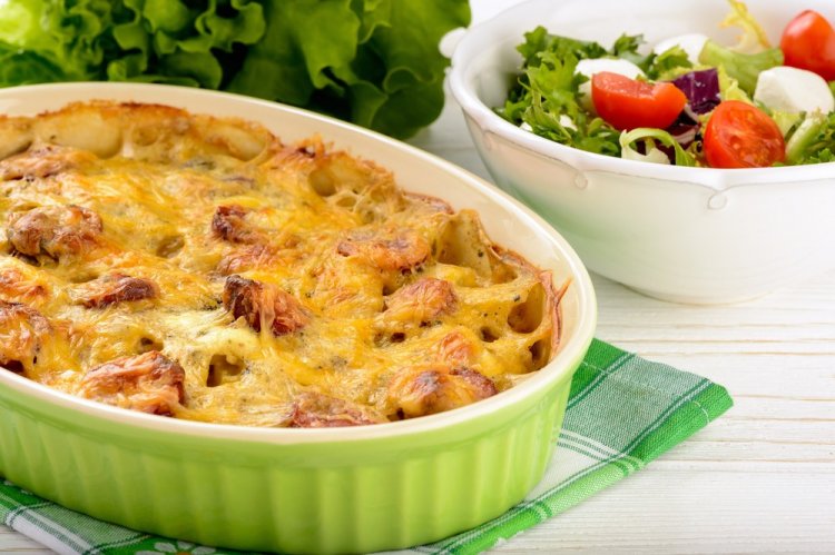 Patatas con salchichas y jamón con salsa cremosa de huevo