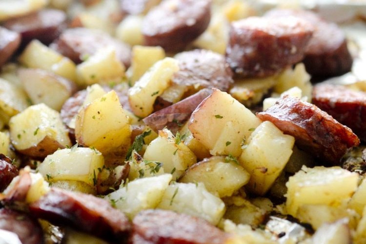 Patatas con salchichas en bolsa para asar