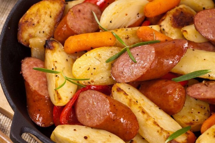 Patatas con salchichas y verduras al horno
