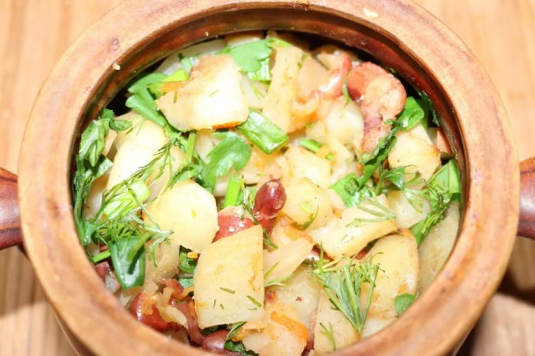 Patatas con salchichas en cazuelitas de barro