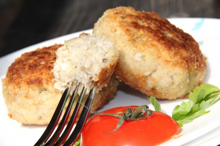 Baked Fish Cutlets with Semolina and Sour Cream