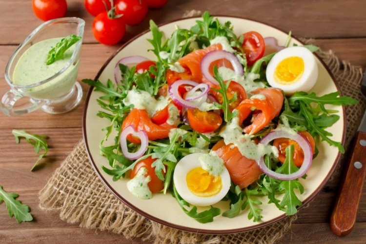 Ensalada dietética con huevo y salmón