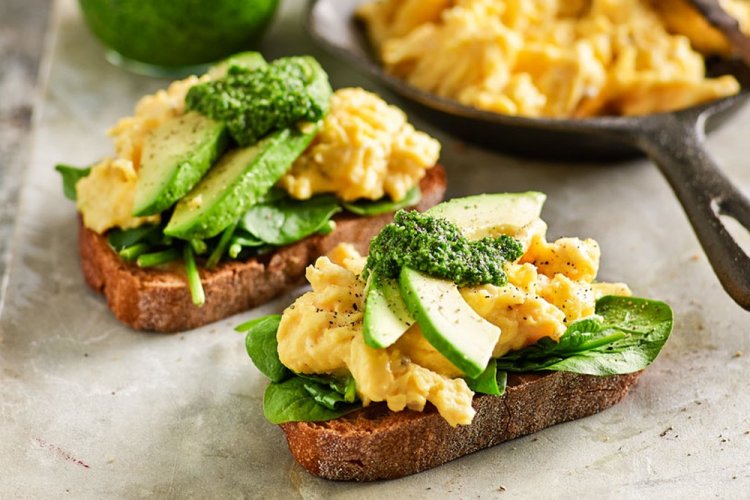 Tostada dietética con huevos revueltos y aguacate