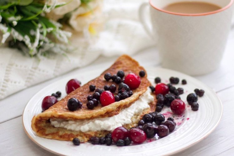 Crepe de avena con requesón y bayas