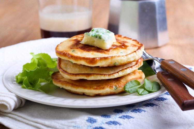 Tortitas de requesón con hierbas y queso