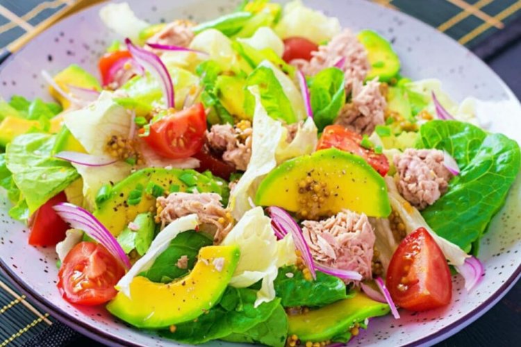 Ensalada dietética de atún y aguacate