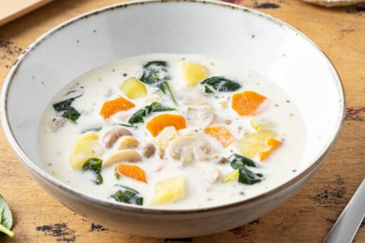 Sopa de verduras con espinacas y leche de coco