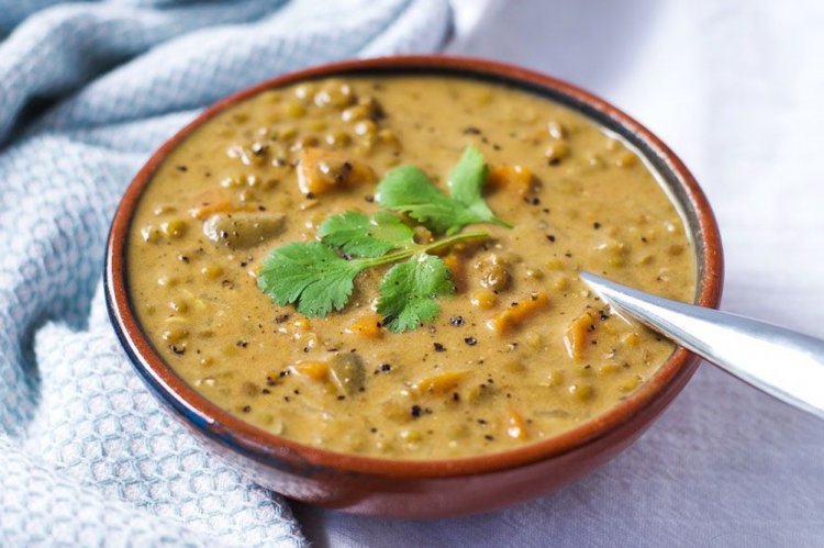 Sopa de lentejas con leche de coco