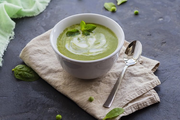 Sopa de guisantes verdes con leche de coco