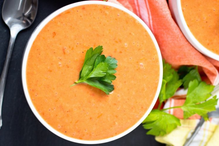 Sopa de tomate con leche de coco