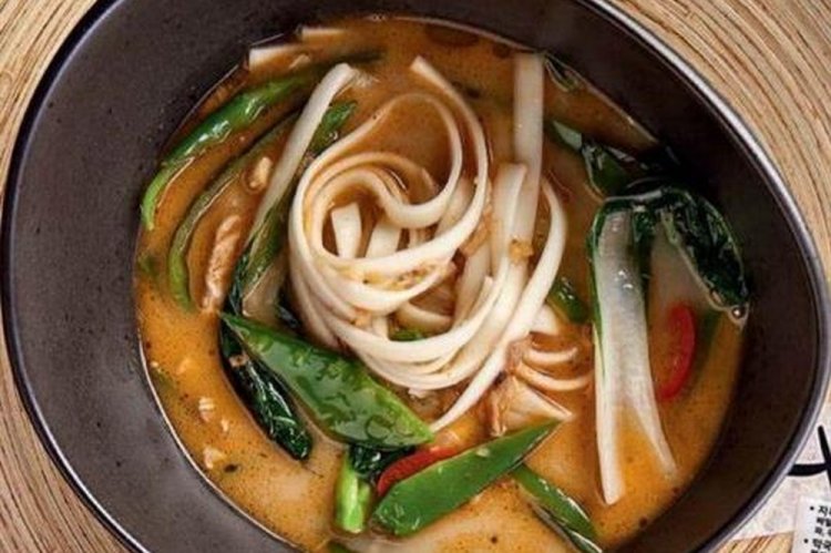 Sopa de fideos con leche de coco