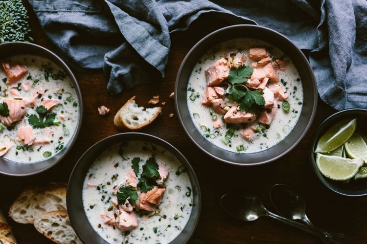 Sopa de salmón con leche de coco