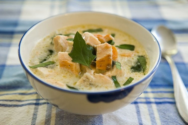 Sopa de pescado con leche de coco