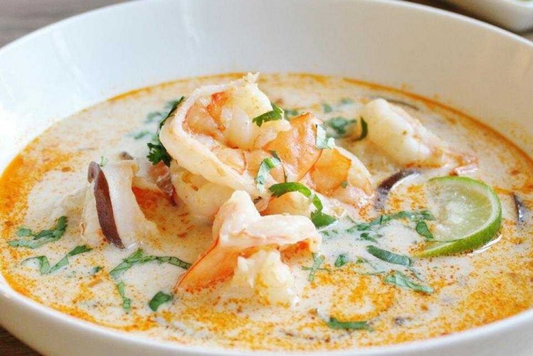 Sopa de camarones con leche de coco