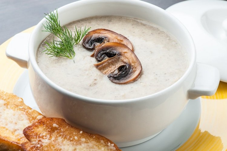 Sopa de champiñones con leche de coco