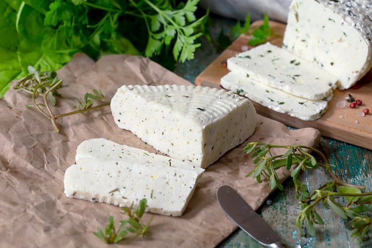 Queso de leche de cabra con orégano y ajo