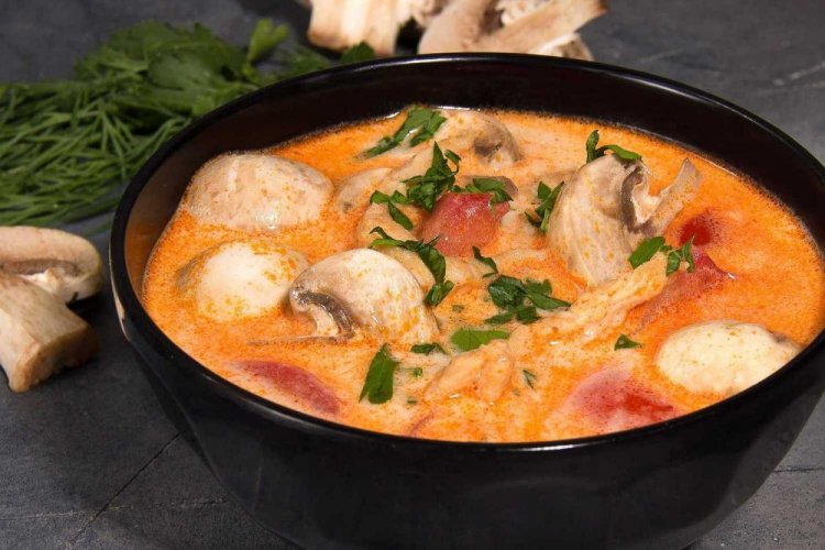 Tom Yum with Chicken and Mushrooms
