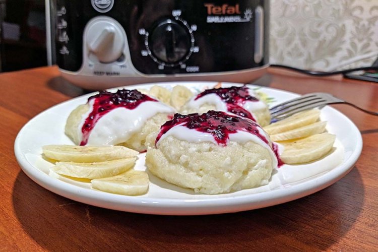Steamed Syrniki (Cottage Cheese Pancakes)