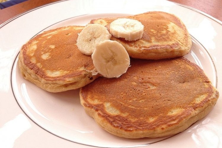 Tortitas de plátano con leche de cabra