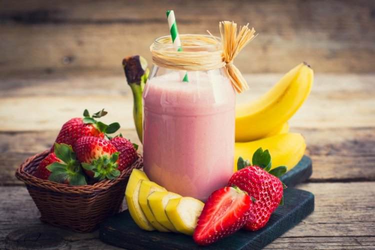 Batido de leche de cabra con bayas y plátanos