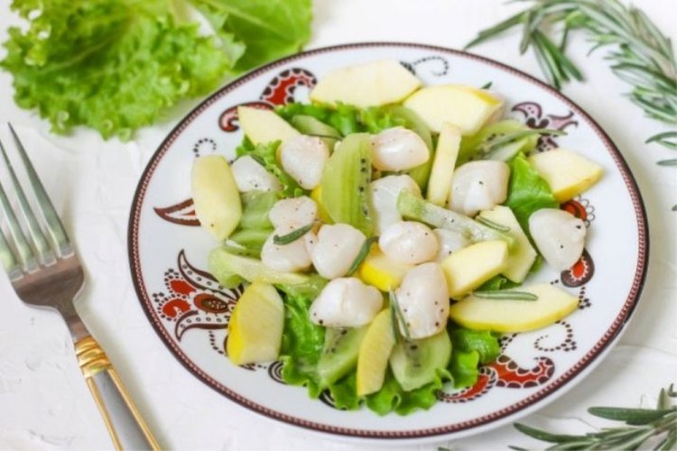 Scallop, Apple, and Kiwi Salad